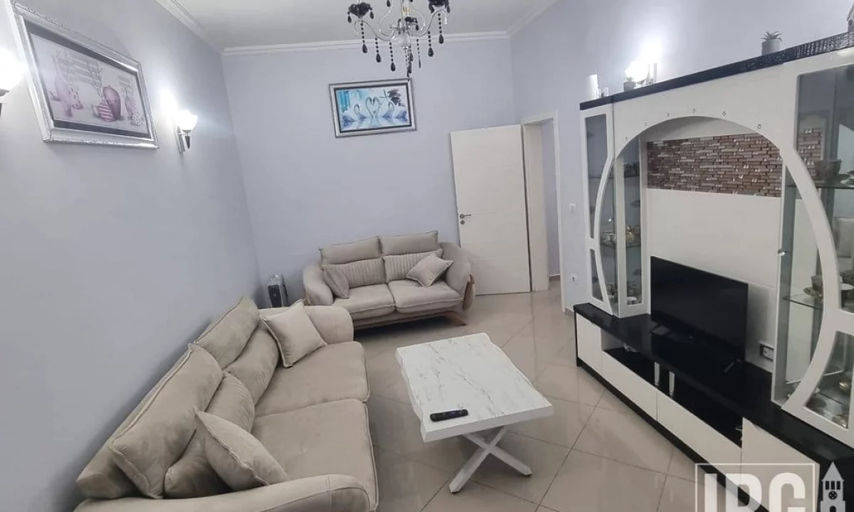 Shtepi me qera Apartament ne Tirane, 2+1, Mobilimi E mobiluar, Pagesa 800  Euro.