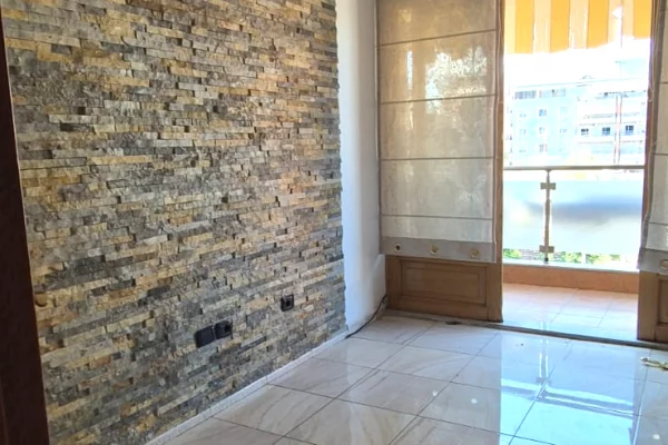 Shtepi ne shitje Apartament ne Tirane, 2+1, Mobilimi Bosh, pa mobiluar, Pagesa 258,000  Euro.