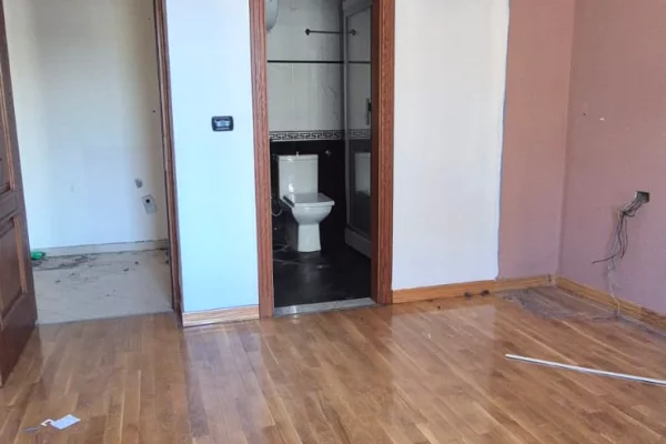 Shtepi ne shitje Apartament ne Tirane, 2+1, Mobilimi Bosh, pa mobiluar, Pagesa 258,000  Euro.