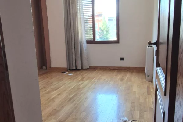 Shtepi ne shitje Apartament ne Tirane, 2+1, Mobilimi Bosh, pa mobiluar, Pagesa 258,000  Euro.