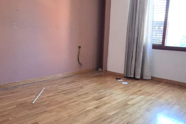 Shitet apartament 2+1+2 tek 21 dhjetori. Rr.Muhamet gjollesha