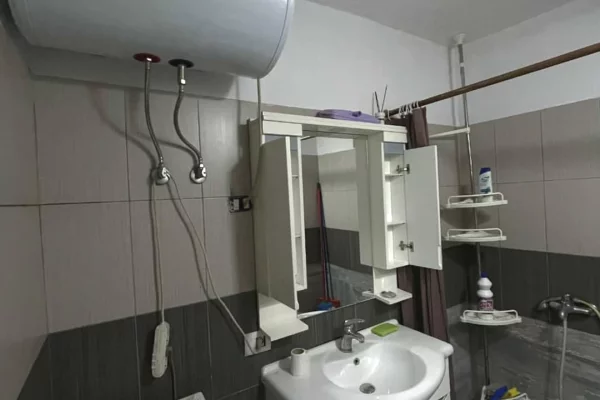 Shtepi ne shitje Apartament ne Tirane, 1+1, Mobilimi E mobiluar, Pagesa 99,000  Euro.