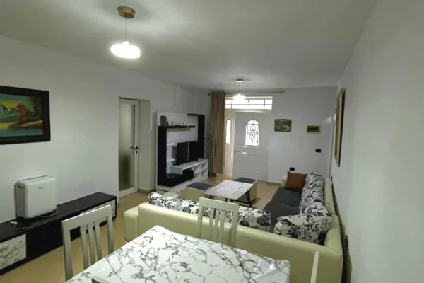 Shtepi ne shitje Apartament ne Tirane, 1+1, Mobilimi E mobiluar, Pagesa 99,000  Euro.