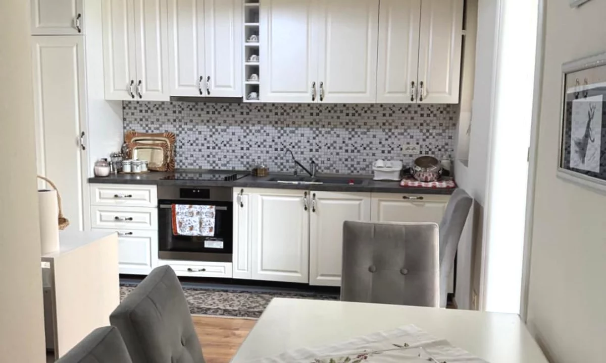 Shtepi ne shitje Apartament ne Tirane, 2+1, Mobilimi E mobiluar, Pagesa 239,000  Euro.
