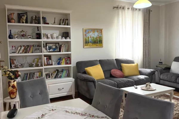 Shtepi ne shitje Apartament ne Tirane, 2+1, Mobilimi E mobiluar, Pagesa 239,000  Euro.