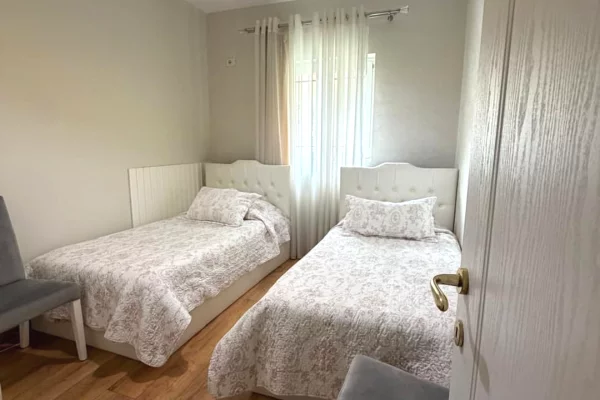 Shtepi ne shitje Apartament ne Tirane, 2+1, Mobilimi E mobiluar, Pagesa 239,000  Euro.