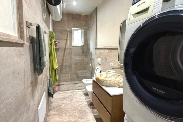 Shtepi ne shitje Apartament ne Tirane, 2+1, Mobilimi E mobiluar, Pagesa 239,000  Euro.