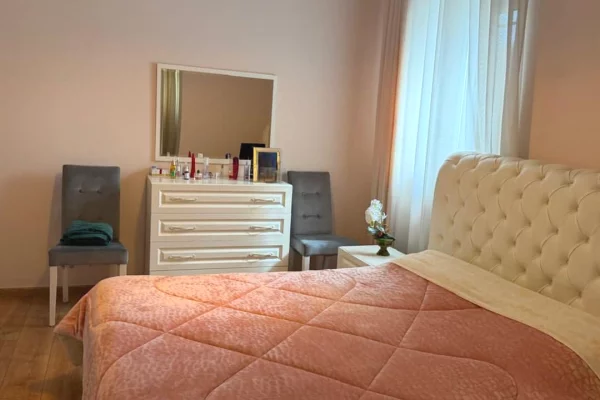 Shtepi ne shitje Apartament ne Tirane, 2+1, Mobilimi E mobiluar, Pagesa 239,000  Euro.