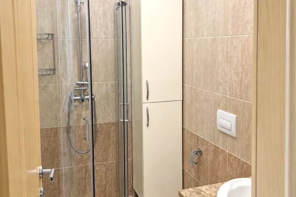 Shtepi me qera Apartament ne Tirane, 2+1, Mobilimi E mobiluar, Pagesa 60,000  Leke.