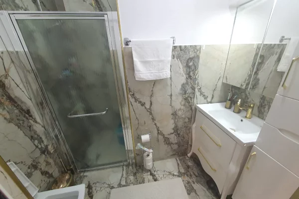 Shtepi me qera Apartament ne Tirane, 2+1, Mobilimi E mobiluar, Pagesa 80,000  Leke.