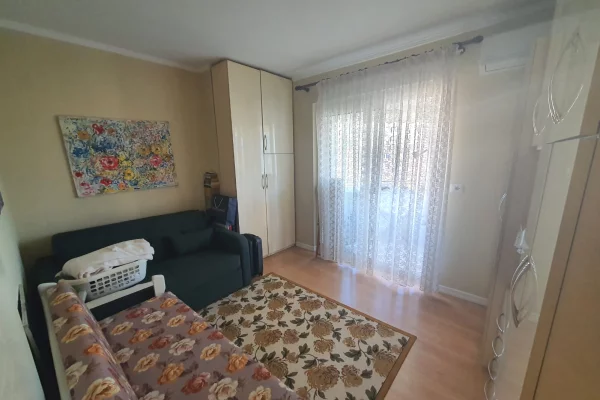 Shtepi me qera Apartament ne Tirane, 2+1, Mobilimi E mobiluar, Pagesa 80,000  Leke.
