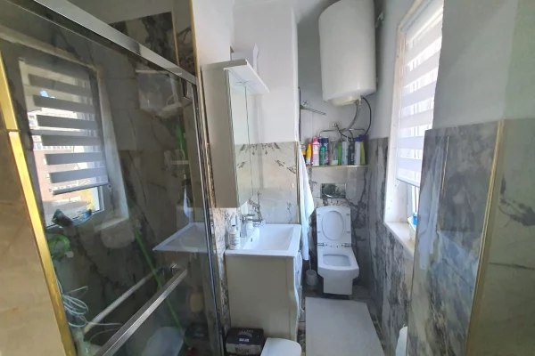 Shtepi me qera Apartament ne Tirane, 2+1, Mobilimi E mobiluar, Pagesa 80,000  Leke.