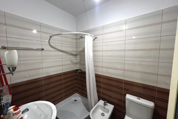 Shtepi me qera Apartament ne Tirane, 2+1, Mobilimi E mobiluar, Pagesa 55,000  Leke.