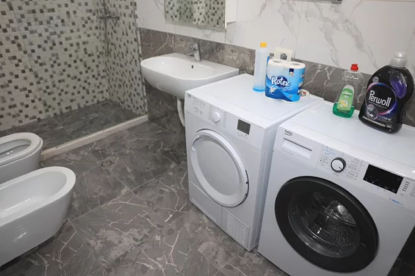 Shtepi me qera Apartament ne Tirane, 2+1, Mobilimi E mobiluar, Pagesa 80,000  Leke.