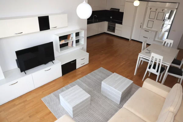 Shtepi me qera Apartament ne Tirane, 2+1, Mobilimi E mobiluar, Pagesa 80,000  Leke.