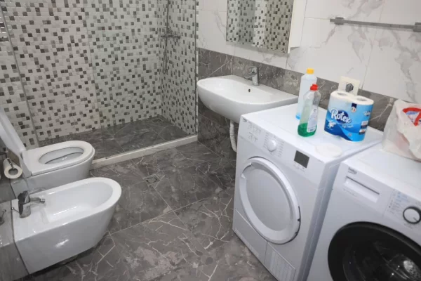 Shtepi me qera Apartament ne Tirane, 2+1, Mobilimi E mobiluar, Pagesa 80,000  Leke.