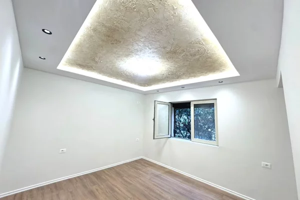Shtepi ne shitje Apartament ne Tirane, Garsoniere, Mobilimi Bosh, pa mobiluar, Pagesa 110,000  Euro.