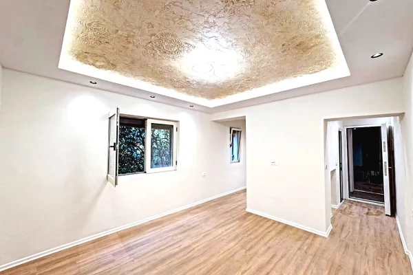 Shtepi ne shitje Apartament ne Tirane, Garsoniere, Mobilimi Bosh, pa mobiluar, Pagesa 110,000  Euro.