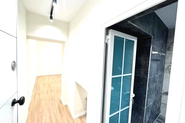 Shtepi ne shitje Apartament ne Tirane, Garsoniere, Mobilimi Bosh, pa mobiluar, Pagesa 110,000  Euro.