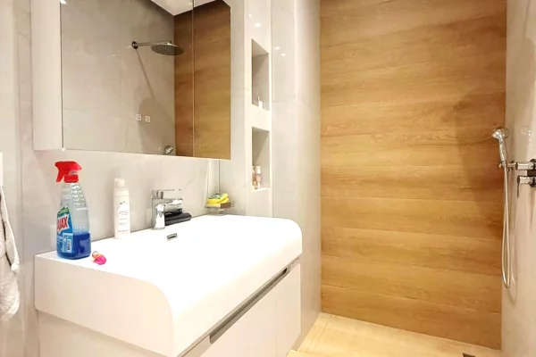 Shtepi ne shitje Apartament ne Tirane, 2+1, Mobilimi E mobiluar, Pagesa 270,000  Euro.