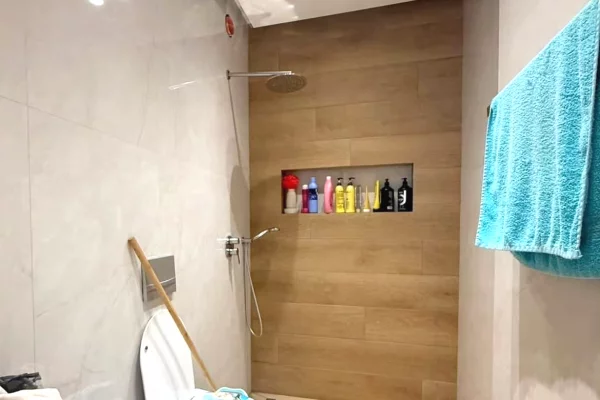 Shtepi ne shitje Apartament ne Tirane, 2+1, Mobilimi E mobiluar, Pagesa 270,000  Euro.