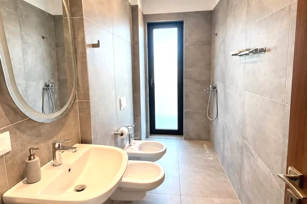 Shtepi ne shitje Apartament ne Tirane, 1+1, Mobilimi E mobiluar, Pagesa 170,000  Euro.