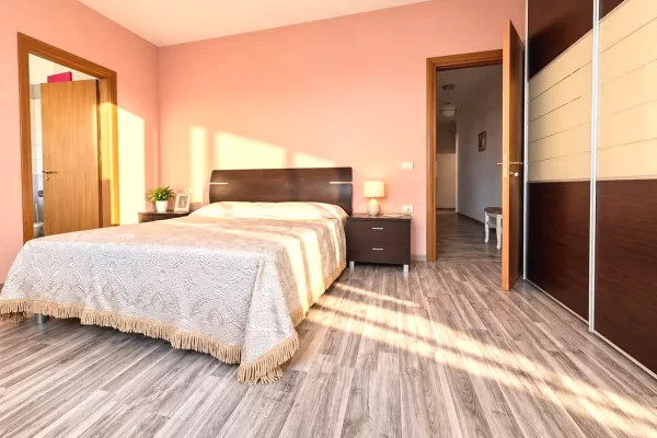 Shtepi ne shitje Apartament ne Tirane, 2+1, Mobilimi E mobiluar, Pagesa 155,000  Euro.