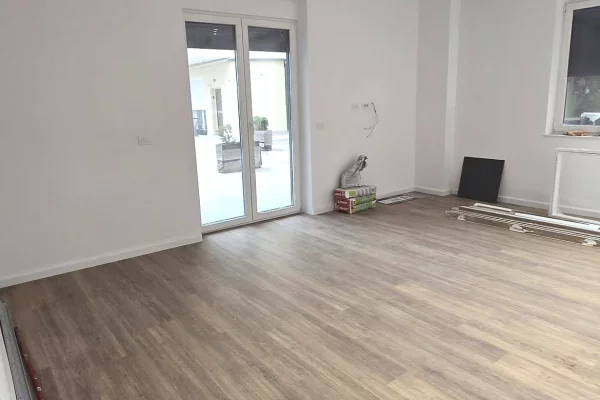 Shtepi ne shitje Duplex(shtepi me 2 kate) ne Tirane, 2+1, Mobilimi Bosh, pa mobiluar, Pagesa 239,000  Euro.