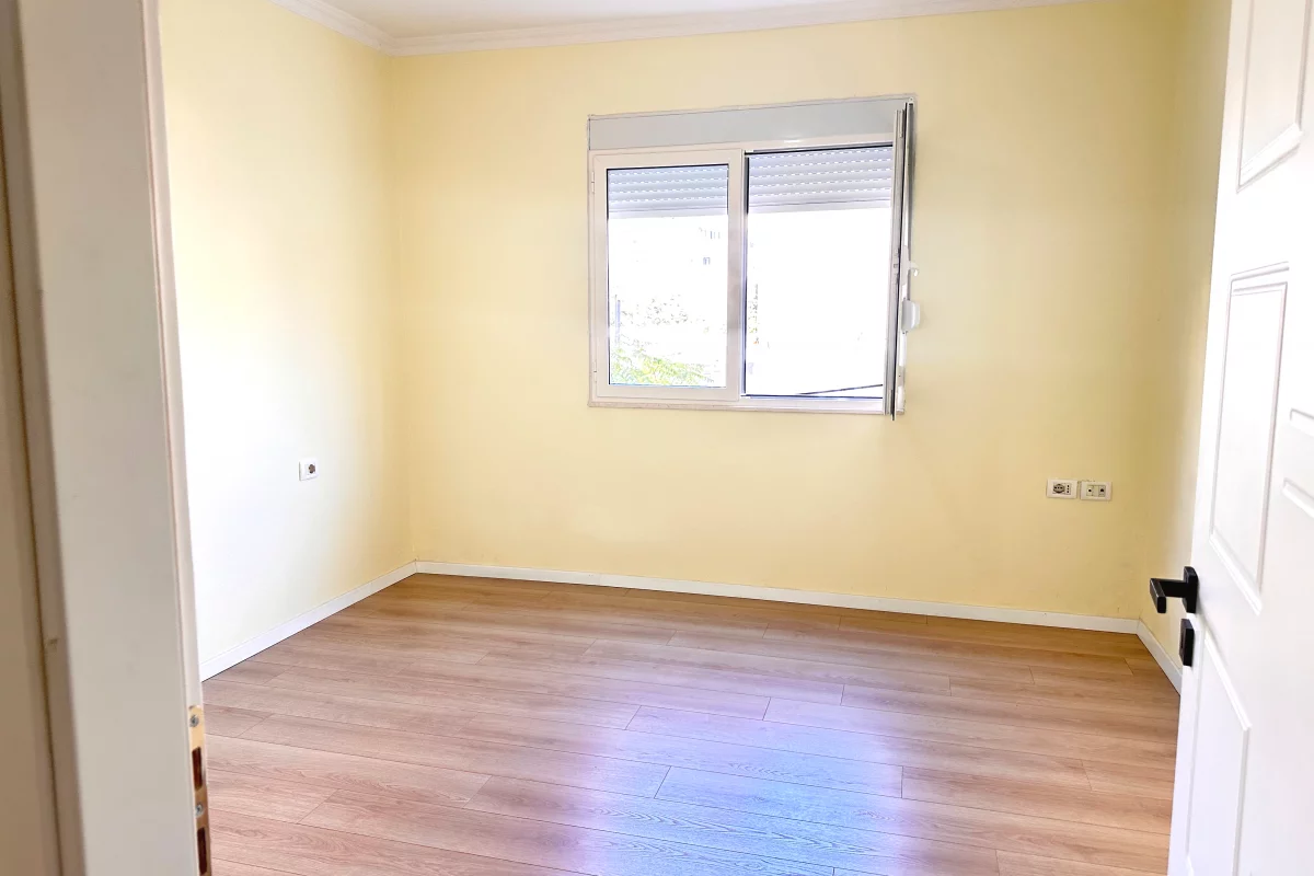 Shtepi ne shitje Apartament ne Tirane, 1+1, Mobilimi Bosh, pa mobiluar, Pagesa 13,500,000  Leke.