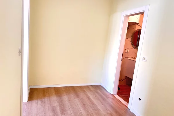 Shtepi ne shitje Apartament ne Tirane, 1+1, Mobilimi Bosh, pa mobiluar, Pagesa 13,500,000  Leke.