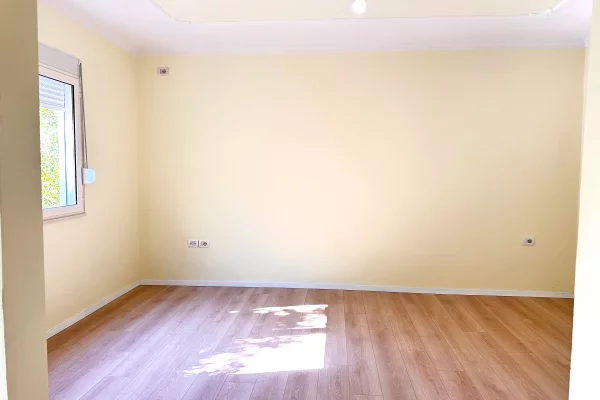 Shtepi ne shitje Apartament ne Tirane, 1+1, Mobilimi Bosh, pa mobiluar, Pagesa 13,500,000  Leke.