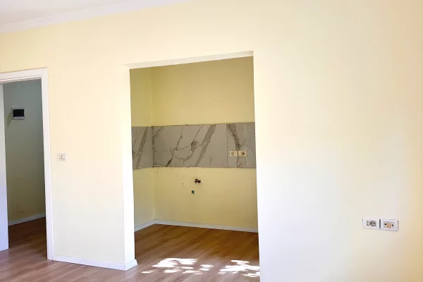 Shtepi ne shitje Apartament ne Tirane, 1+1, Mobilimi Bosh, pa mobiluar, Pagesa 13,500,000  Leke.