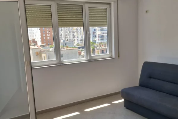 Shtepi me qera Apartament ne Tirane, 2+1, Mobilimi E mobiluar, Pagesa 50,000  Leke.