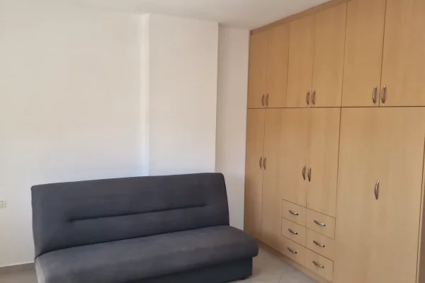 Shtepi me qera Apartament ne Tirane, 2+1, Mobilimi E mobiluar, Pagesa 50,000  Leke.