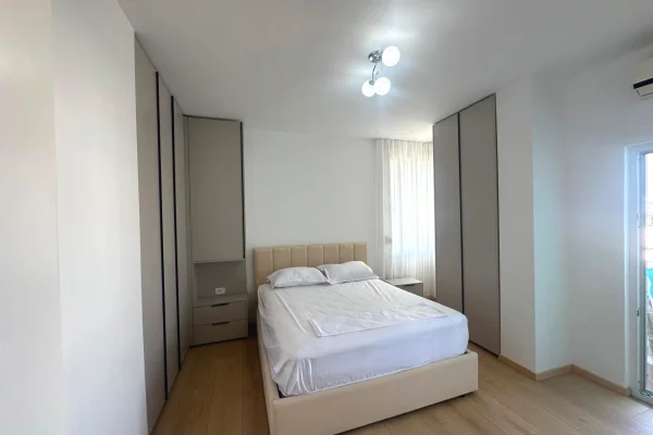 Shtepi me qera Apartament ne Tirane, 2+1, Mobilimi E mobiluar, Pagesa 1,000  Euro.