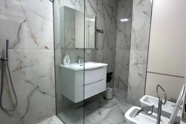 Shtepi me qera Apartament ne Tirane, 2+1, Mobilimi E mobiluar, Pagesa 1,000  Euro.