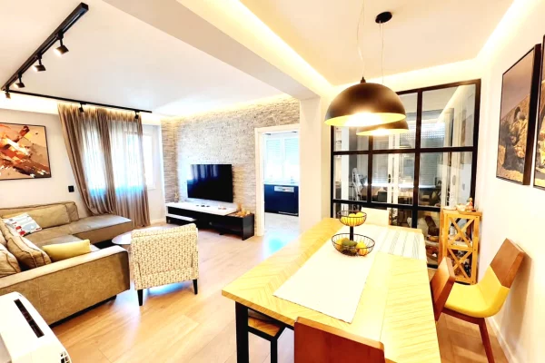 Shtepi ne shitje Apartament ne Tirane, 3+1, Mobilimi E mobiluar, Pagesa 390,000  Euro.