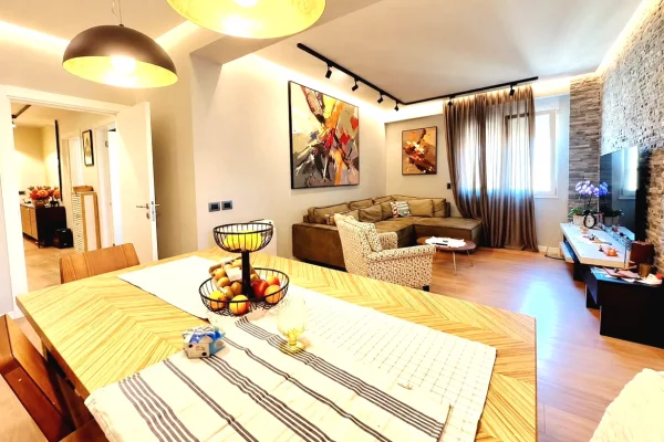 Shtepi ne shitje Apartament ne Tirane, 3+1, Mobilimi E mobiluar, Pagesa 390,000  Euro.