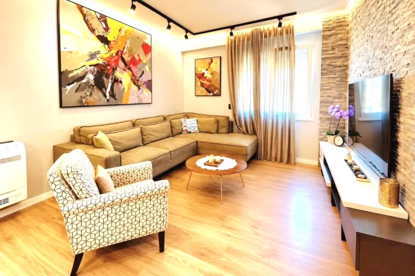Shtepi ne shitje Apartament ne Tirane, 3+1, Mobilimi E mobiluar, Pagesa 390,000  Euro.