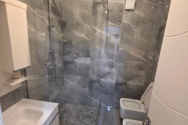 Shtepi ne shitje Apartament ne Tirane, 2+1, Mobilimi Bosh, pa mobiluar, Pagesa 209,500  Euro.