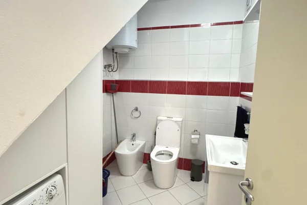 Shtepi me qera Duplex(shtepi me 2 kate) ne Tirane, 2+1, Mobilimi E mobiluar, Pagesa 1,000  Euro.