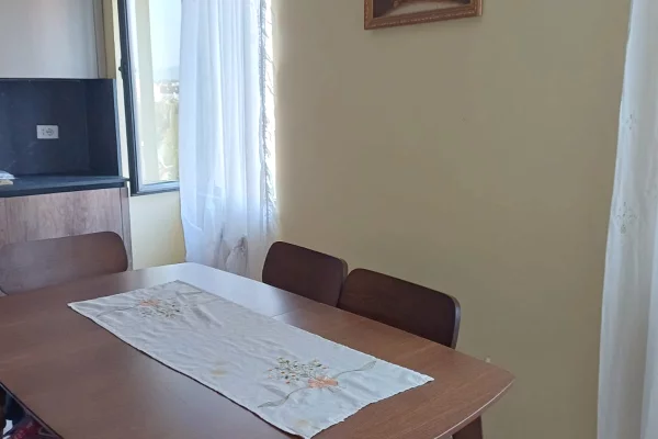 Shtepi me qera Apartament ne Tirane, 2+1, Mobilimi E mobiluar, Pagesa 75,000  Leke.