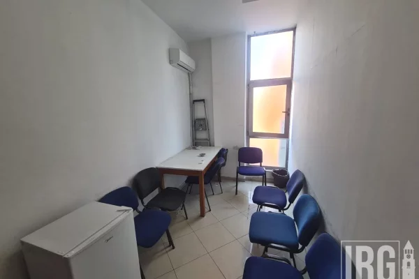 ZYRE PER QERA TEK RRUGA E KAVAJES 
