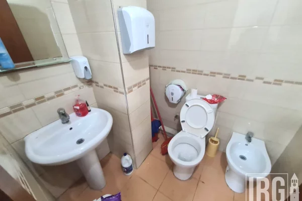 ZYRE PER QERA TEK RRUGA E KAVAJES 