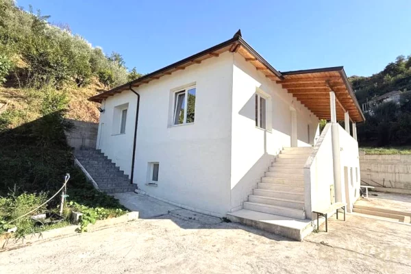 Shtepi ne shitje Shtepi Private ne Tirane, 3+1, Mobilimi E mobiluar, Pagesa 400,000  Euro.