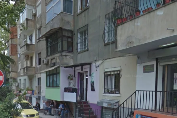 SHITET DYQAN NË LOKACION STRATEGJIK – PËRBALLË ISH EKSPOZITËS / LULISHTJA ÇAJU
