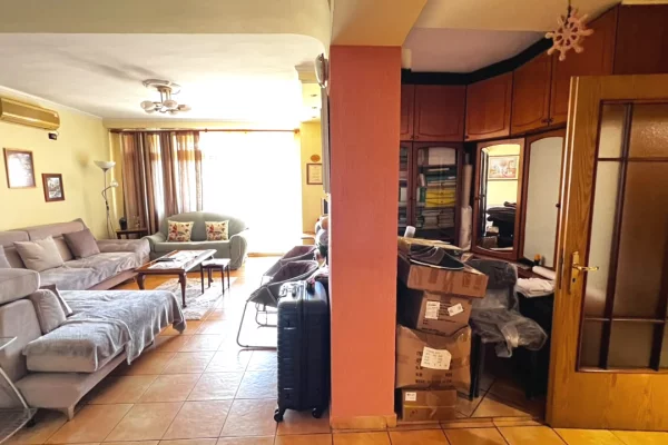 Shitet apartament 2+1+2 tualete te Piaza ne Qender te Tiranes.