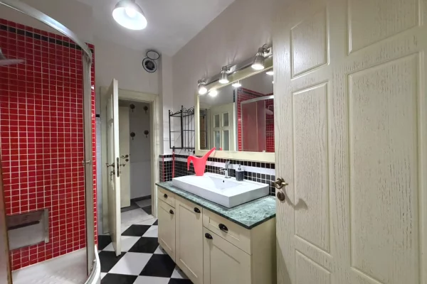 Shtepi ne shitje Apartament ne Tirane, 2+1, Mobilimi E mobiluar, Pagesa 219,000  Euro.