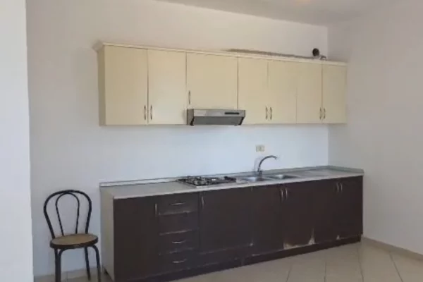 Shitet  Apartament 2+1  📍Vendndodhja:  Rruga Luigj Benusi Astir 