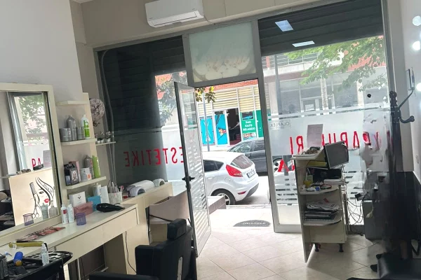 Ofrohet per qera dyqan ne Astir, Rruga Foto Xhavella